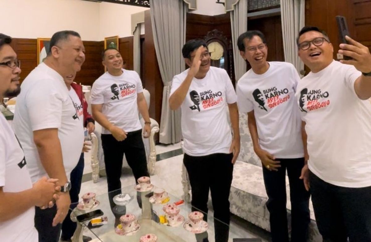 Sejumlah politikus PDIP di antaranya Djarot Saiful Hidayat, Bambang DH, Whisnu Sakti Buana saat berkumpul di rumah dinas Wali Kota Surabaya Eri Cahyadi melakukan video call dengan Sekretaris Jenderal PDIP Hasto Kristiyanto.(Foto: PDIP Surabaya)