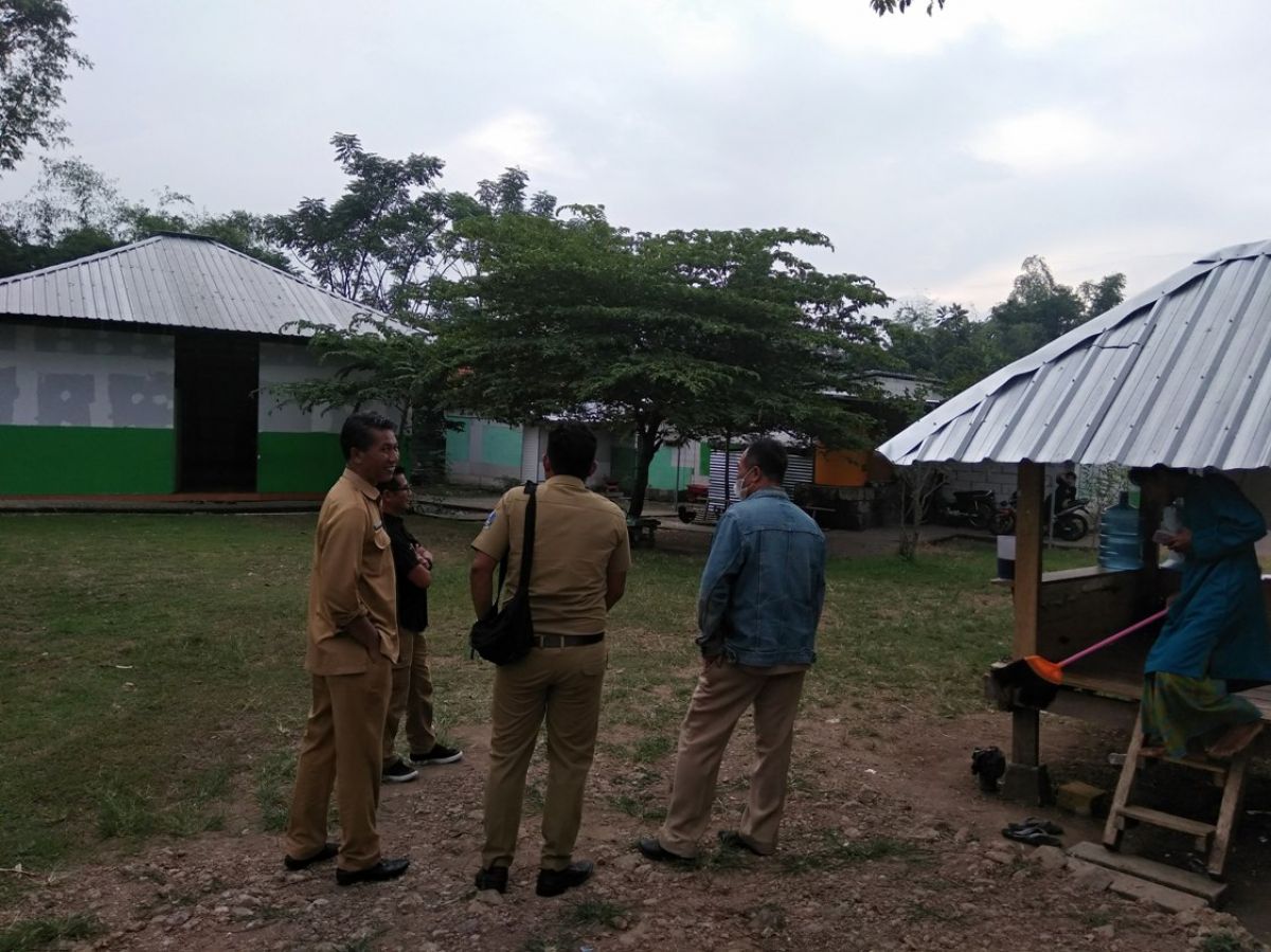 Petugas dari Bakesbangpol Kabupaten Mojokerto dan Jatim saat meninjau ponpes Khilafatul Muslimin. (Foto: Achmad Supriyadi/jatimnow.com)