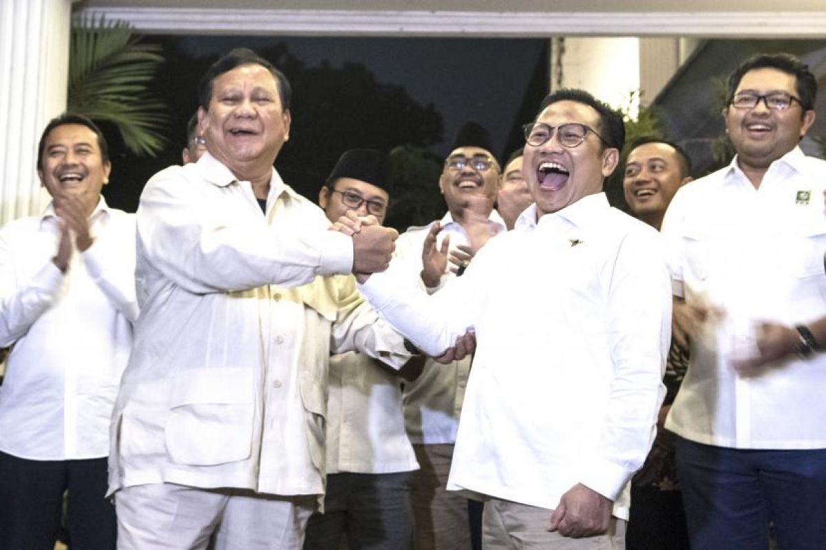Ketua Umum Partai Gerindra Prabowo Subianto (kiri) berjabat tangan dengan Ketua Umum PKB Muhaimin Iskandar (kanan) usai melakukan pertemuan di Kertanegara, Jakarta, Sabtu (18/6/2022).(Foto: ANTARA/Muhammad Adimaja)