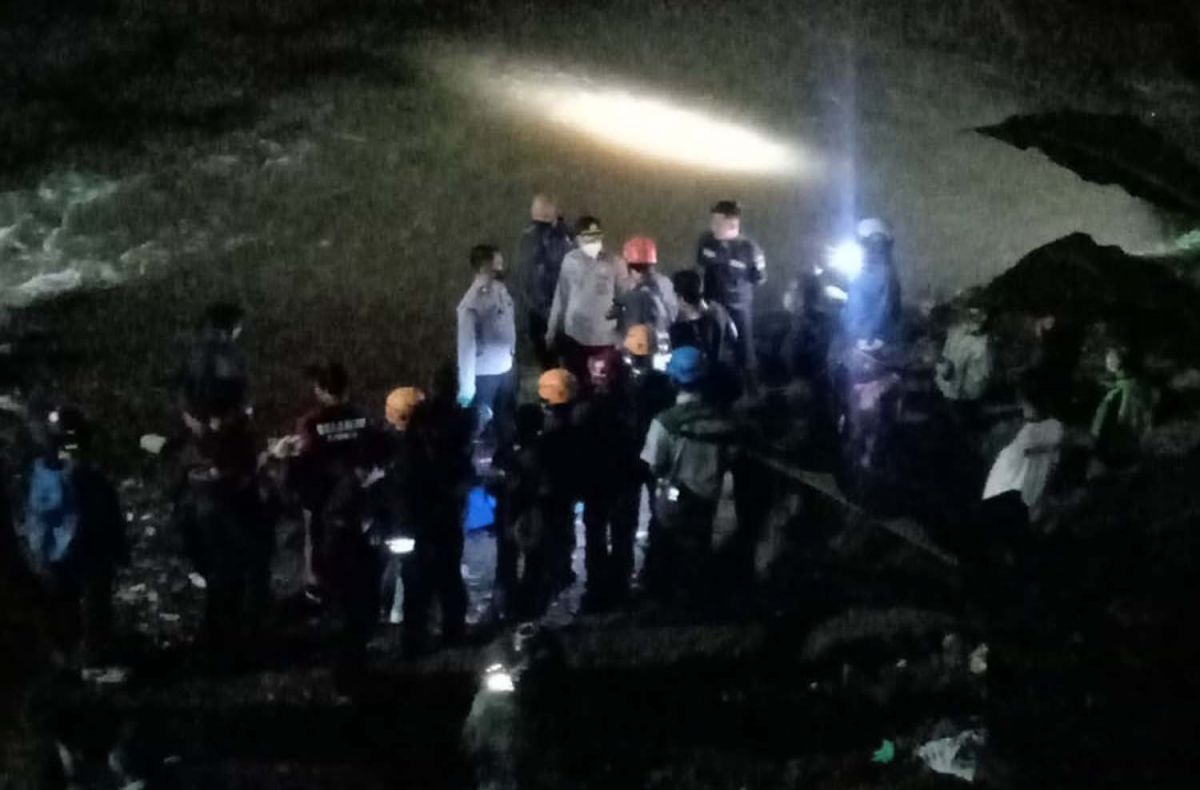 Dua Orang Diduga Pasangan Kekasih Loncat dari Jembatan Kahuripan Kota Malang