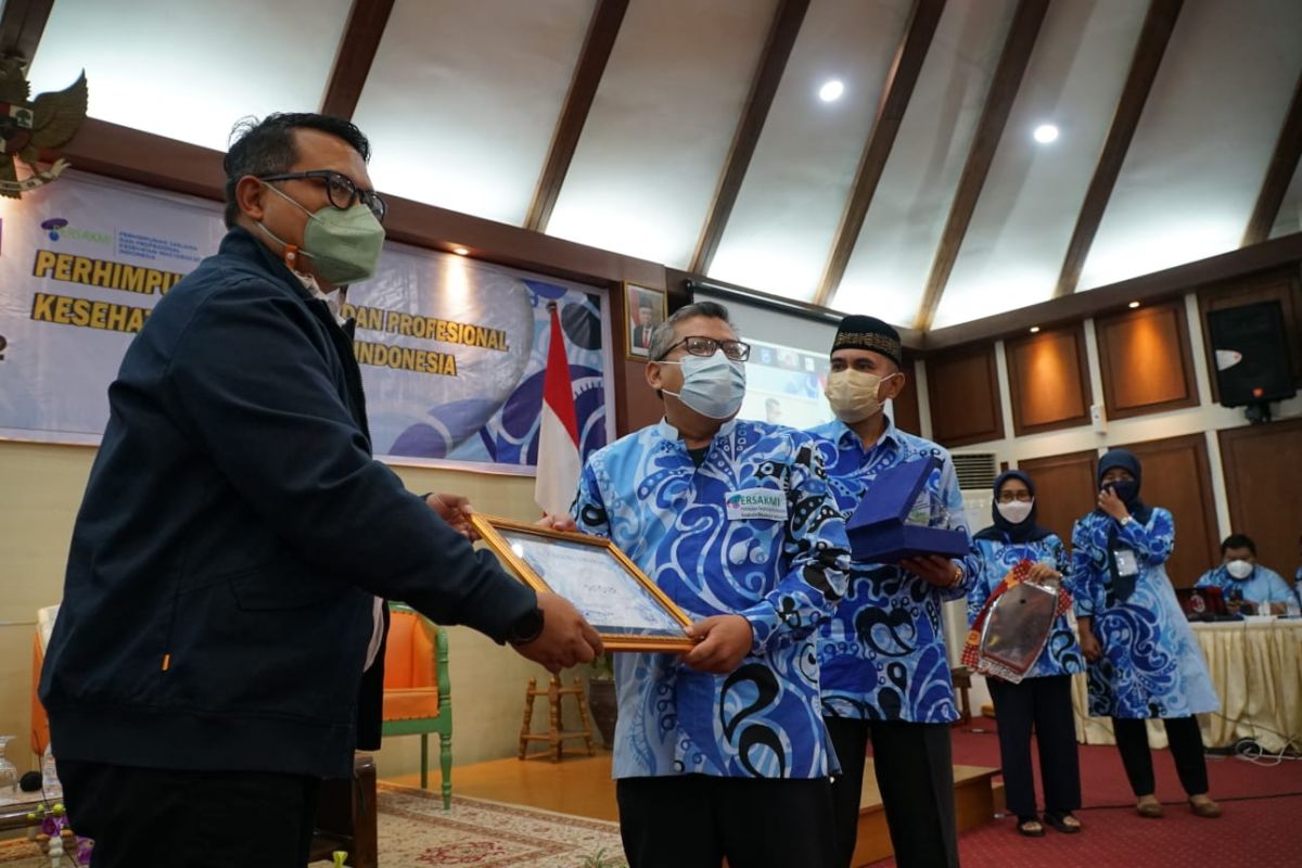 Direktur Operasi PT SIER, Didik Prasetiyono menerima Persakmi Award. (Foto: Humas PT SIER for jatimnow.com)