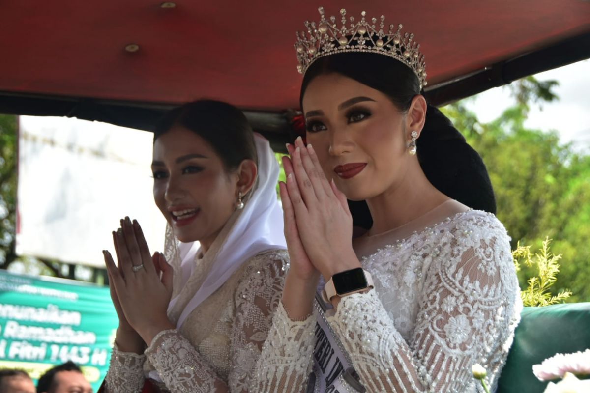 Novita Hardini (kiri) dan Melati Tedja (kanan) hadir dalam upacara labuh laut larung sembonyo. (Foto: Humas Pemkab Trenggalek for jatimnow.com)