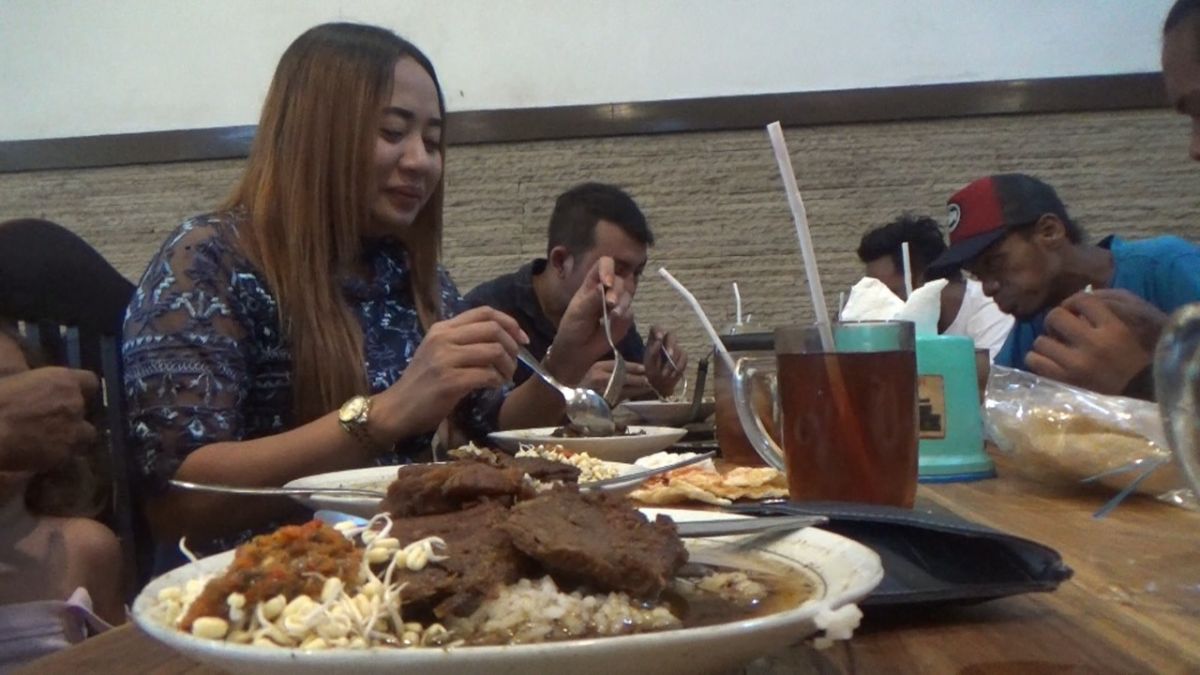 Salah satu pengunjung di Rumah Makan Rosobo di Mojoagung.(Foto: Elok Aprianto)