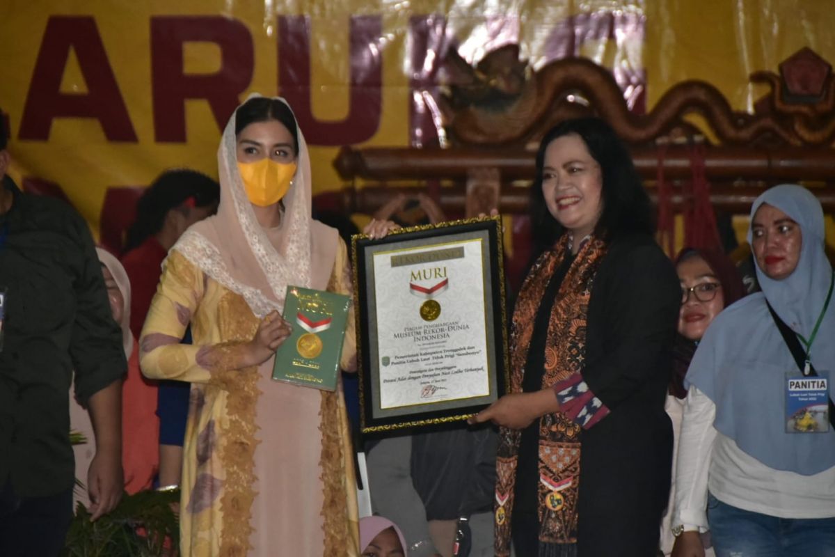 Penyerahan piagam rekor MURI, sajian ayam lodho dalam upacara adat labuh laut.(Foto: Humas Pemkab Trenggalek)