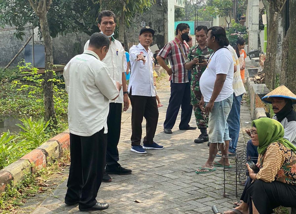 Sejumlah petugas berada di lokasi rencana penutupan jalan kampung di Sidoarjo (Foto: Dimas for jatimnow.com)