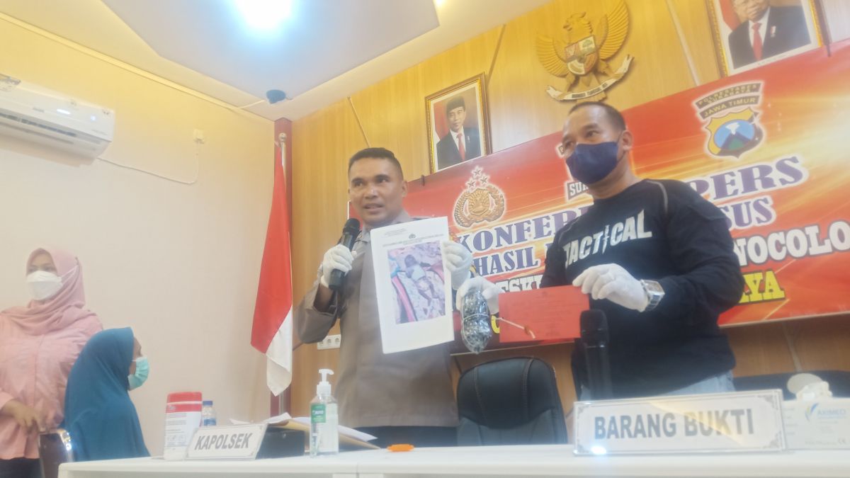 Kapolsek Wonocolo Kompol Roycke Hendrik saat rilis di Mapolsek Wonocolo. (Foto: Zain Ahmad/jatimnow.com)