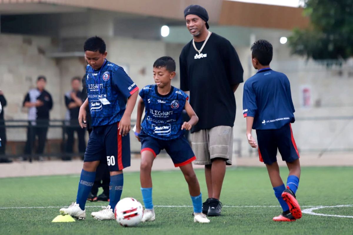 Ronaldhino saat coaching clinic di Malang. (Foto: Arema Official for jatimnow.com)