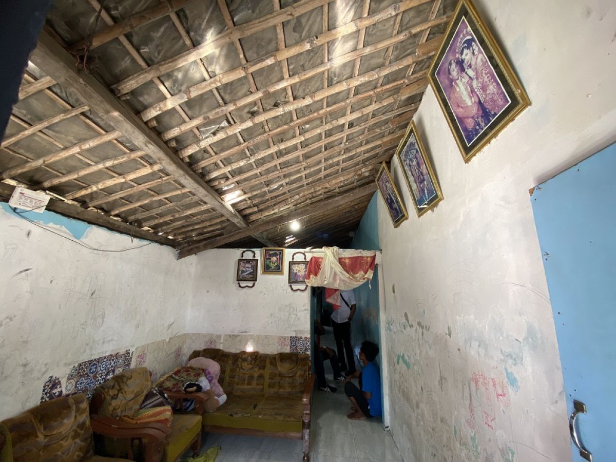 Polisi olah TKP di rumah duka. (Foto: Yanuar Dedy/jatimnow.com)