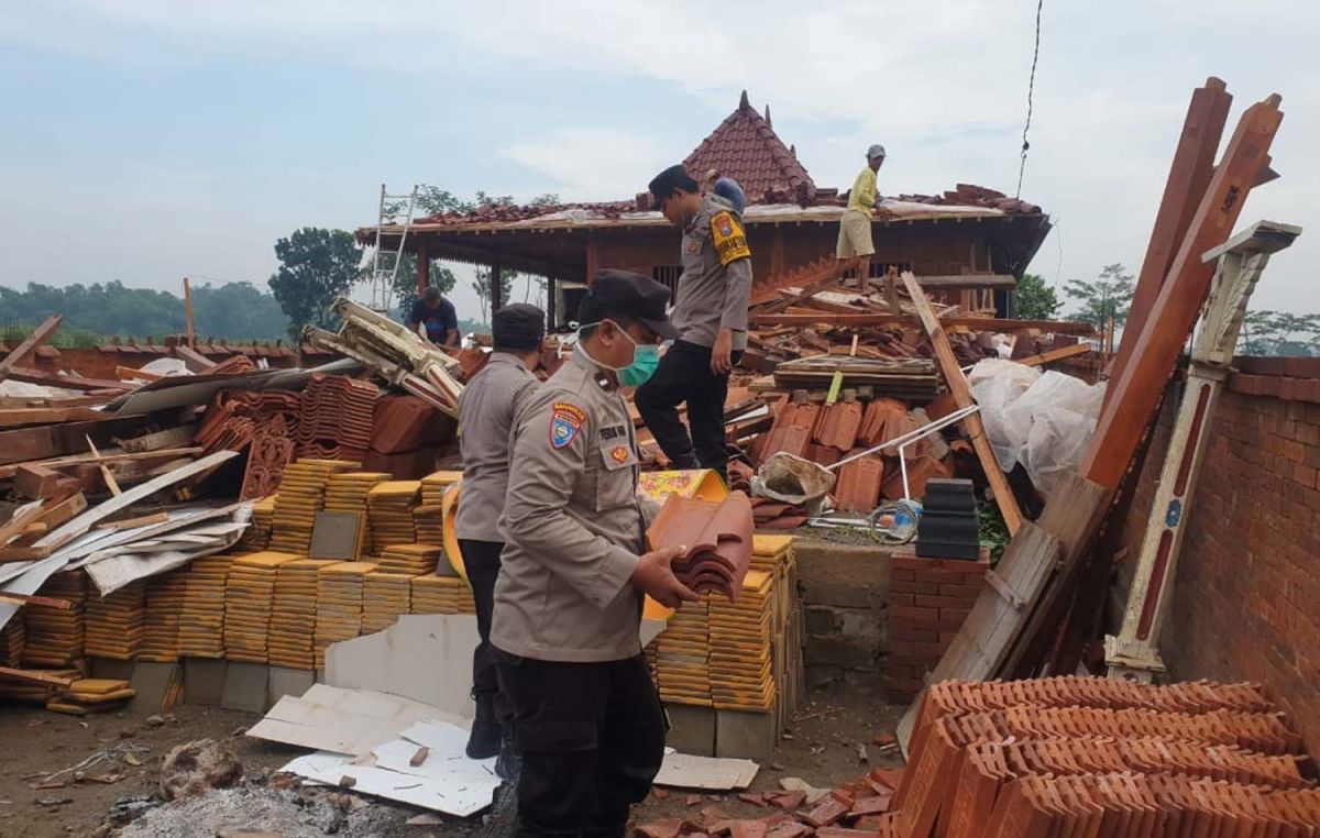 Rumah Joglo di Kampung Inggris Kediri Hancur Tersapu Puting Beliung