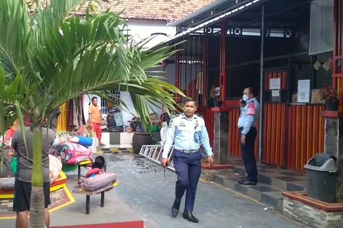 Petugas saat mengawasi para napi di Rutan Kelas IIB Kabupaten Bangkalan (Foto: Husen for jatimnow.com)