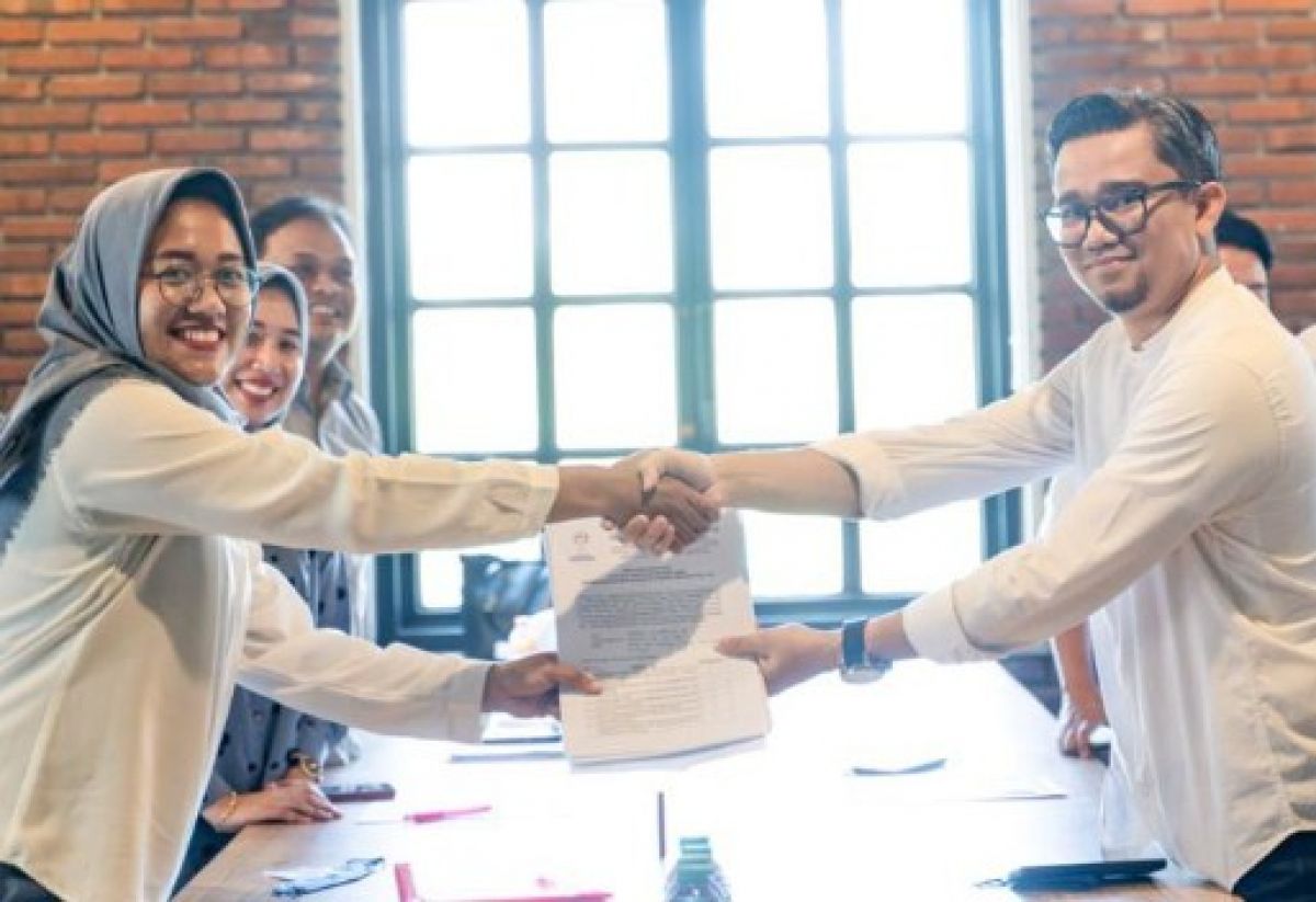 Satria Wicaksono (berkacamata) menyerahkan berkas pendaftaran Calon Ketua Umum BPC HIPMI Kota Surabaya. (Foto: Abdi for jatimnow.com)