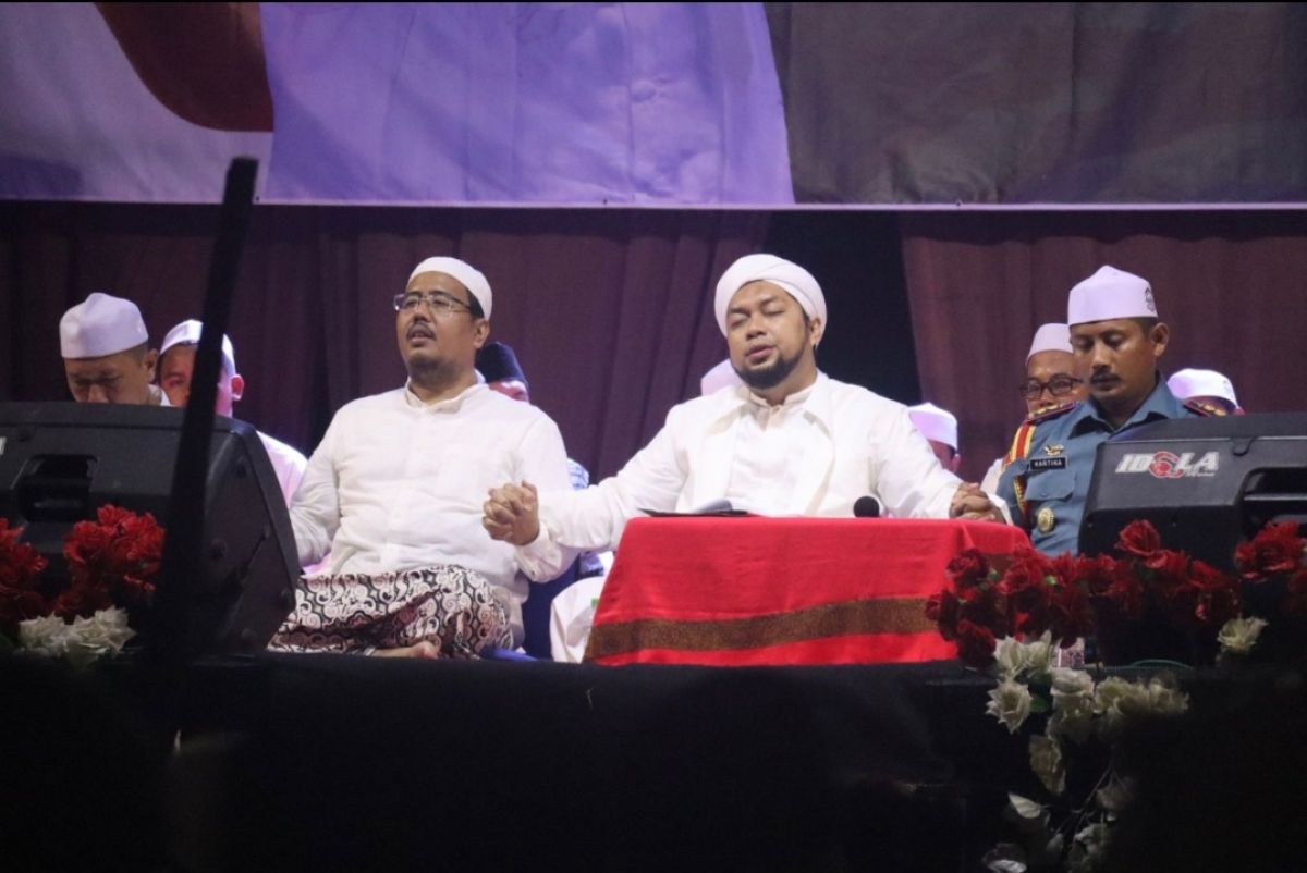 Wakil Ketua DPRD Jatim, Anwar Sadad bersanding dengan Pengasuh Ponpes Salafiyah Syafiiyah Situbondo, RKH Azaim Ibrahimy di acara Riyadhah Indonesia dalam rangka memperingati HUT ke-21 Puslatpurmar 3 Grati, Pasuruan (Foto: Anwar Sadad/jatimnow.com)