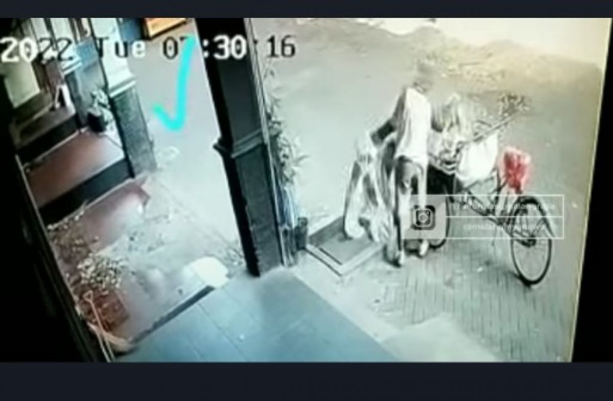 Tangkapan layar aksi pencurian yang diduga dilakukan pemulung.