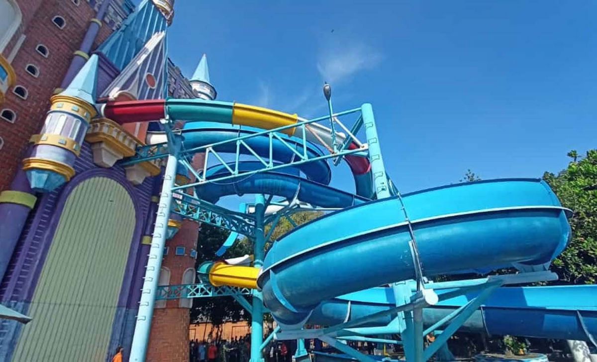 Seluncuran di KenPark Surabaya yang ambrol (Foto: Zain Ahmad/jatimnow.com)