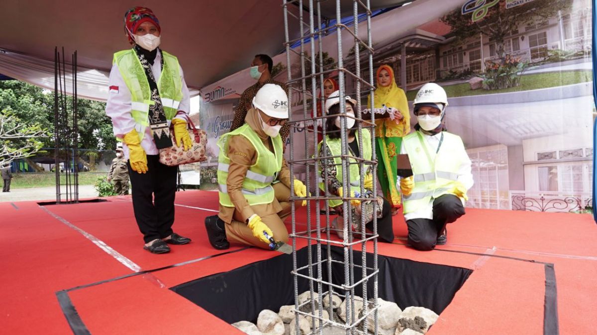 Bupati Banyuwangi Ipuk Fiestiandani turut meletakkan langsung batu pertama pembangunan senior living.(Foto: Humas Pemkab Banyuwangi)