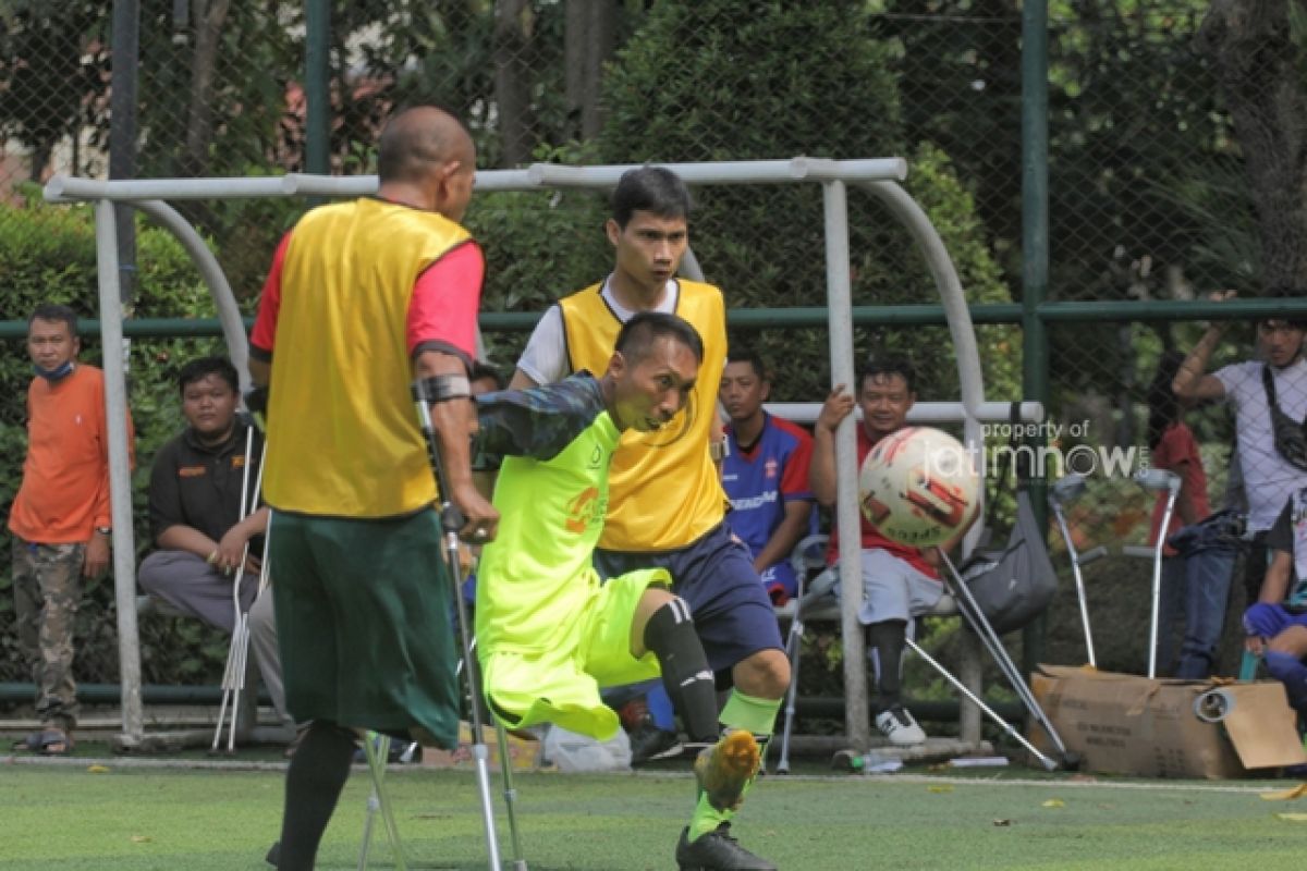 Laga persahabatan Perkumpulan Sepak Bola Amputasi Indonesia di Taman Jangkar Jambangan. (Foto-foto: Fajar Mujianto/jatimnow.com)