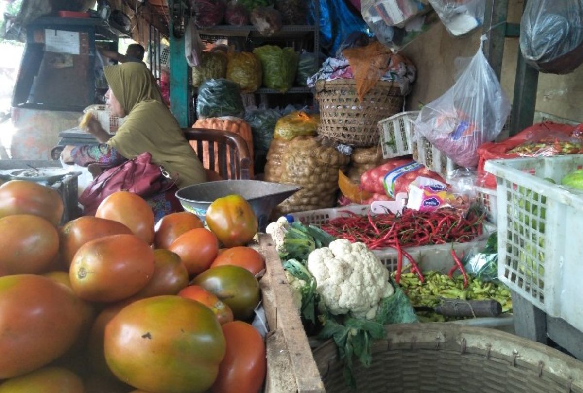 Pedagang di pasar tradisional Kota Bojonegoro sepi pembeli. (Foto: Misbahul Munir/jatimnow.com)