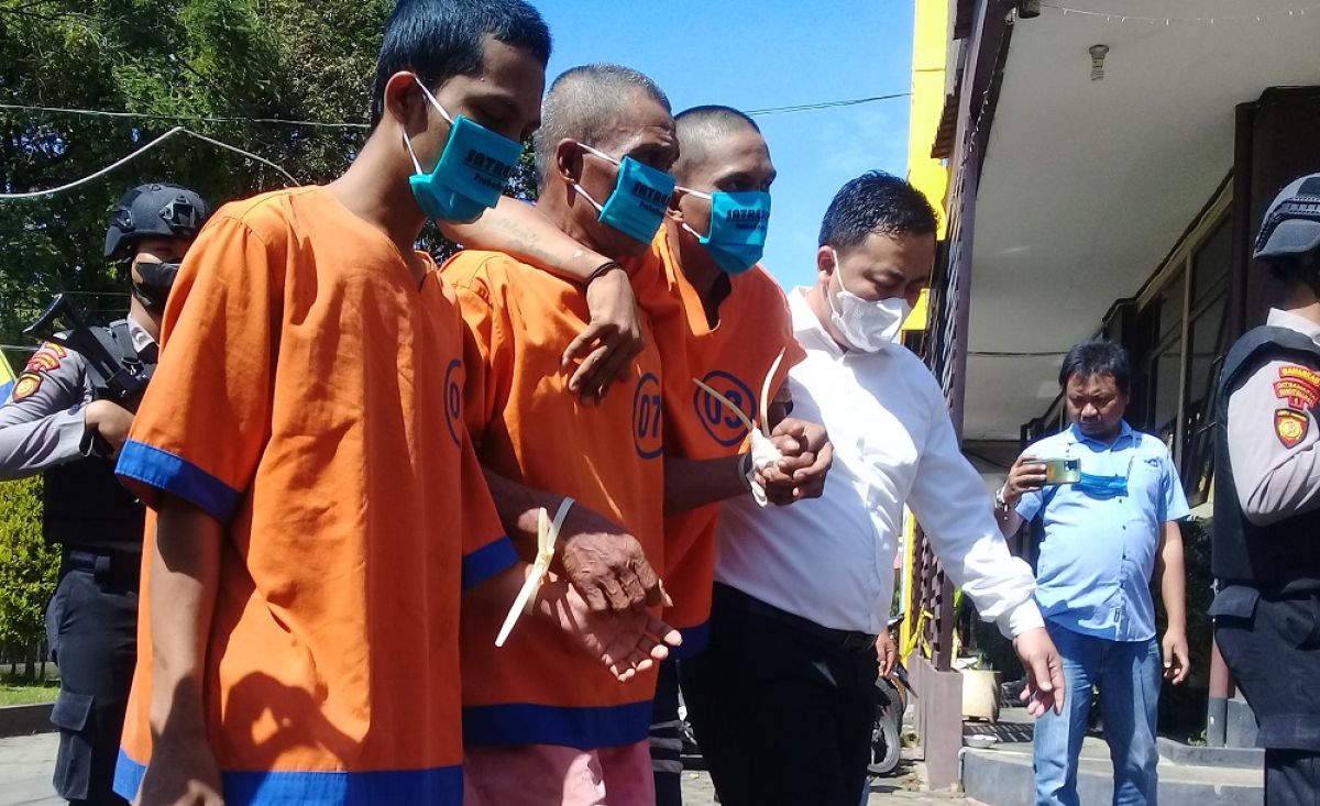 Tiga anggota sindikat pencurian hewan ternak diamankan Polres Probolinggo Kota. (Foto: Mahfud Hidayatullah/jatimnow.com)