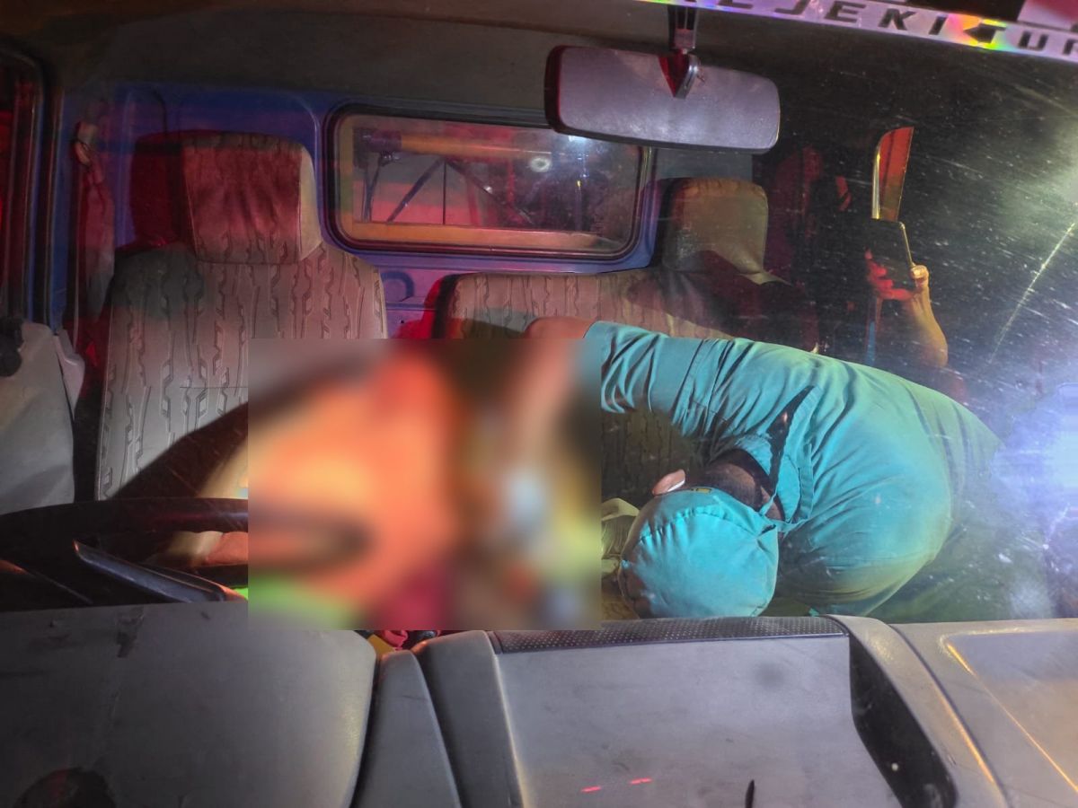 Evakuasi sesosok mayat di dalam kabin kendaraan, sopir yang tewas usai bongkar muat seorang diri. (Foto : Polsek Deket for jatimnow.com)