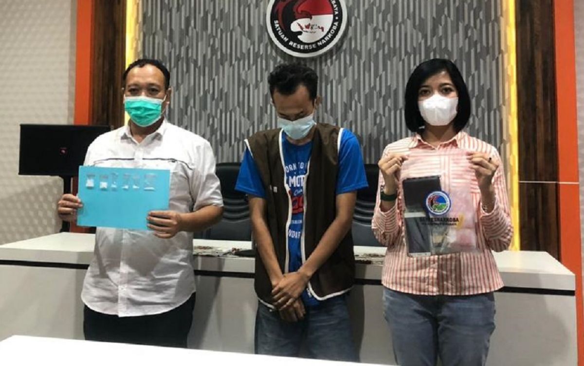 Tersangka SR diamankan Satnarkoba Polrestabes Surabaya. (Foto: Satnarkoba Polrestabes Surabaya for jatimnow.com)