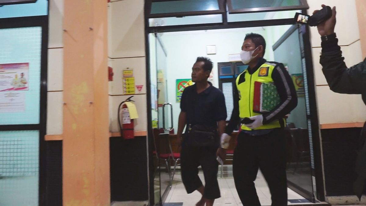 Sopir truk saat berada di RSUD Jombang dan hendak diperiksa Penyidik Satlantas Polres Jombang (Foto: Elok Aprianto/jatimnow.com)