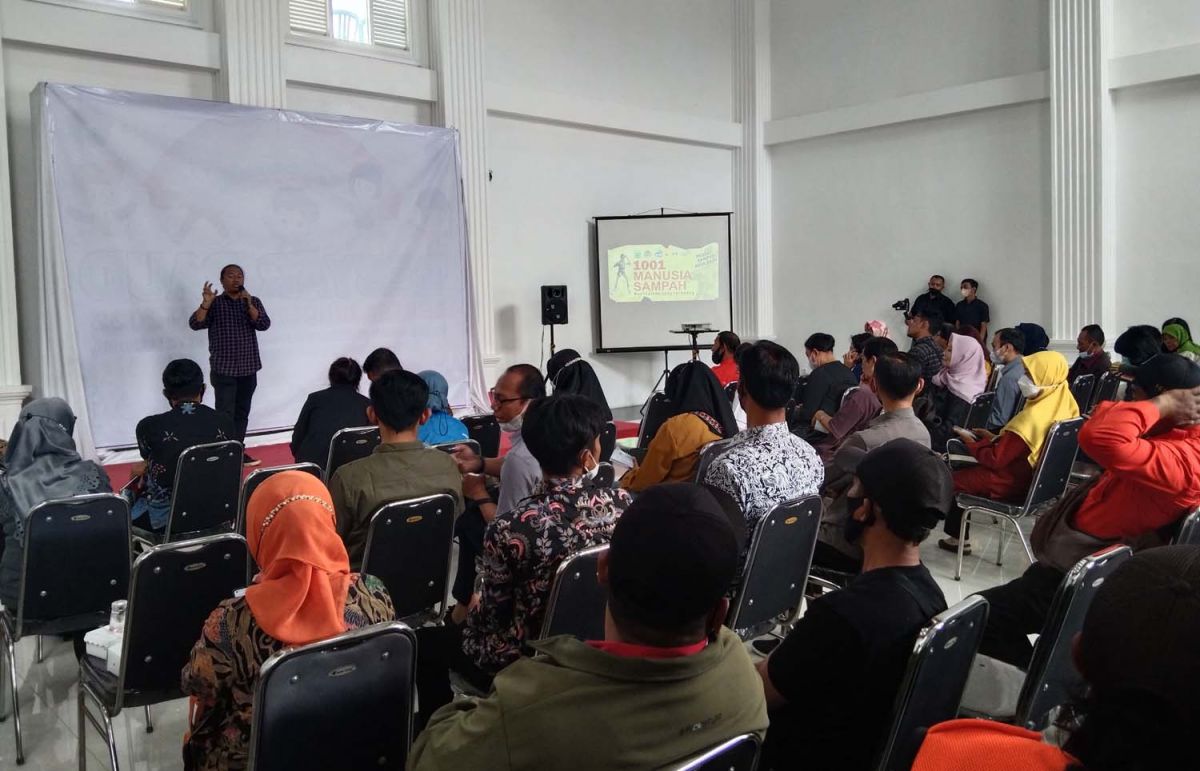 Sosialisasi 1001 manusia sampah di Aula Balai Desa Junrejo, Kota Batu (Foto: Galih Rakasiwi/jatimnow.com)