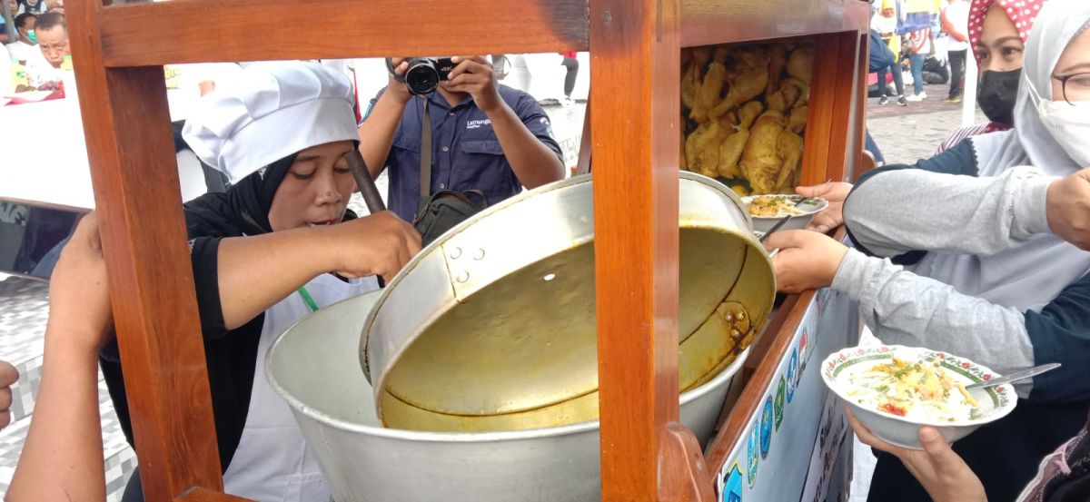 Salah satu stan gerobak soto yang di serbu warga saat Festival Soto Lamongan. (Foto : Adyad Ammy Iffansah / jatimnow.com)