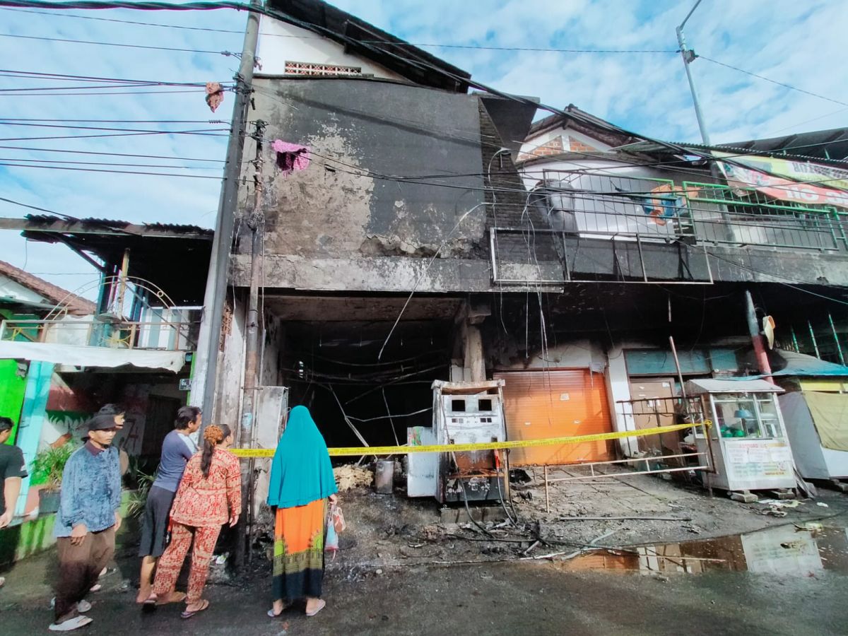 SPBU mini terbakar yang menewaskan dua orang. (Foto: Ziro for jatimnow.com)