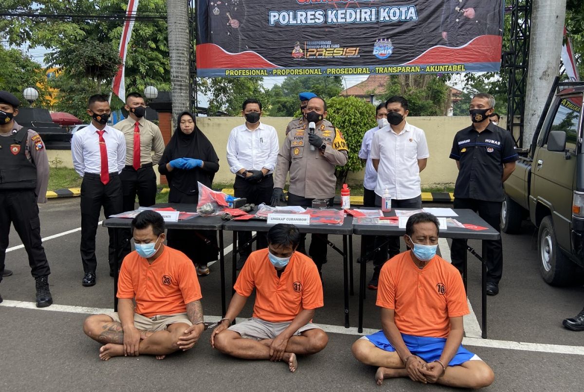 Pelaku pencurian mobil pikap dalam rilis di Polres Kediri Kota. (Foto : Yanuar Dedy/jatimnow.com)