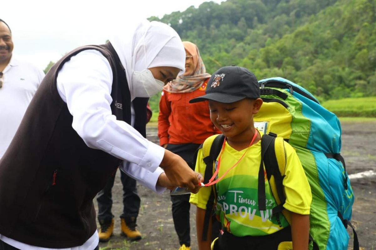 Momen Gubernur Khofifah berdialog dengan Izam, salah satu official cilik di gelaran Porprov Jatim VII 2022. (Foto-foto: Humas Pemprov Jatim/jatimnow.com)