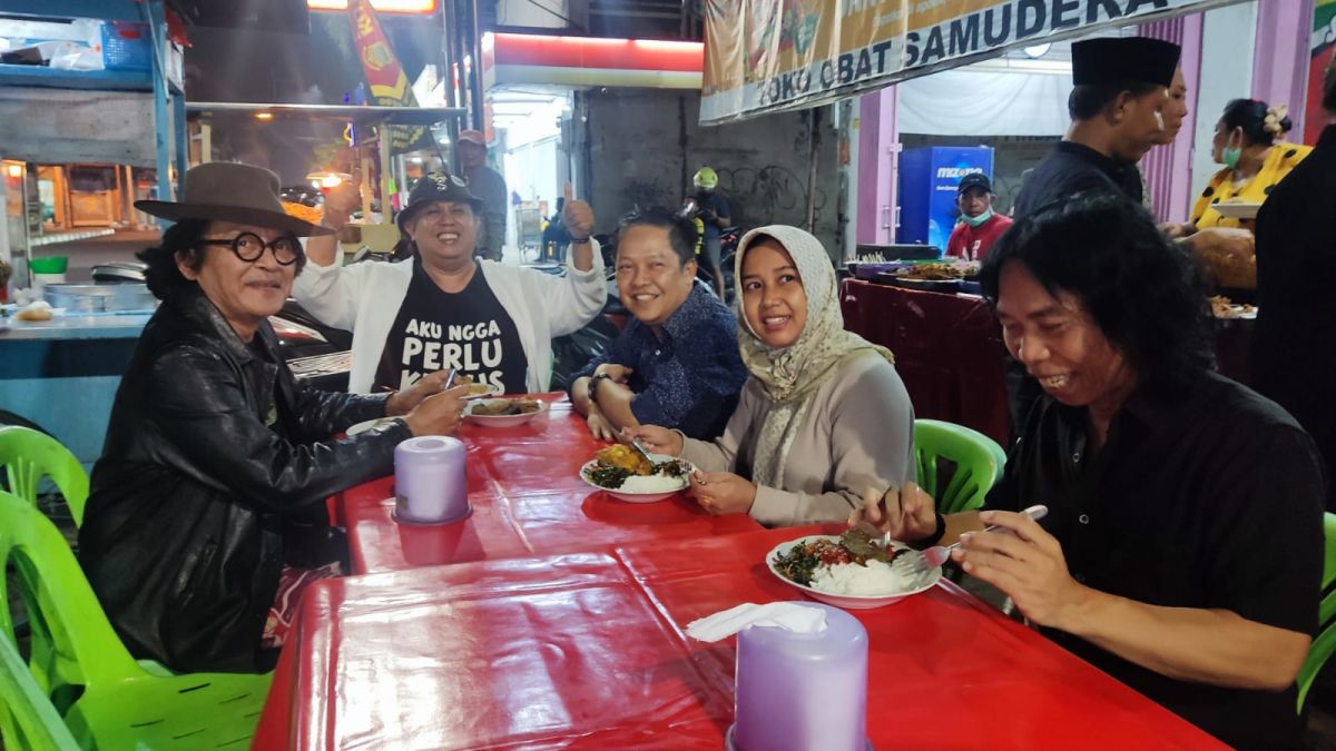 Wali Kota Mojokerto Ika Puspitasari bersama suaminya, Supriyadi Karima Syaiful serta Sujiwo Tejo saat kulineran.(Foto: Achmad Supriyadi/jatimnow.com)