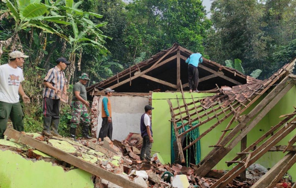 Petugas dan kerja bakti membersihkan reruntuhan.(Foto: Yanuar Dedy/Jatimnow.com)