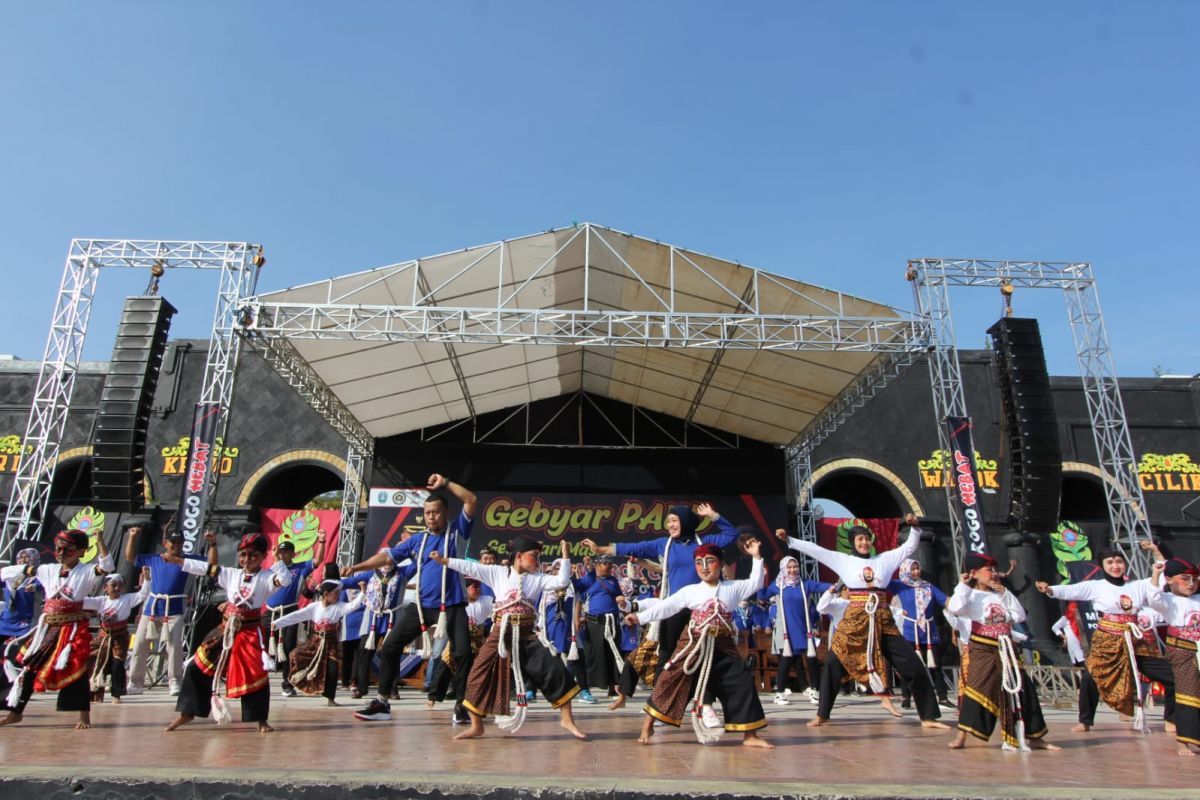 Kang Giri menari bersama anak-anak memecahkan rekor Muri. (Foto: Mita Kusuma/jatimnow.com)