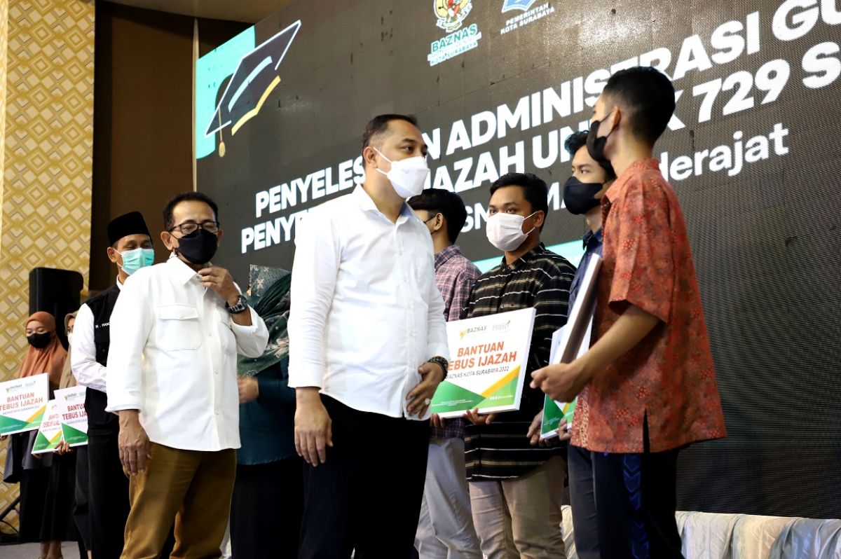 Wali Kota Surabaya Eri Cahyadi saat menyerahkan ijazah SMA kepada ratusan siswa di Surabaya.(Foto: Pemkot Surabaya/jatimnow.com)