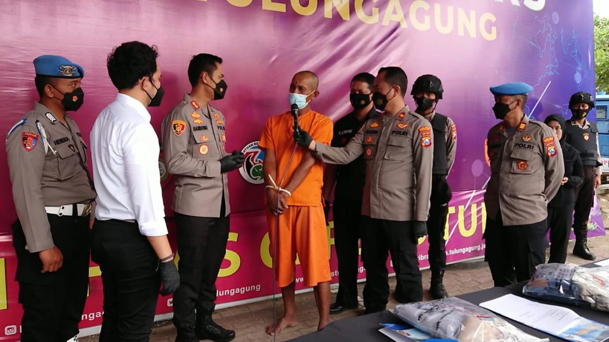 Tersangka saat dikeler petugas.(Foto: Bramanta Pamungkas)