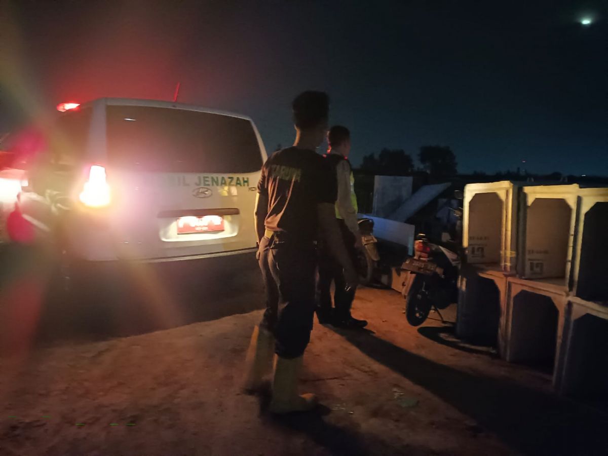 Petugas mengevakuasi jasad korban tertabrak kereta di Krian.(Foto: warga for jatimnow.com)