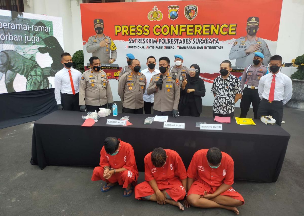 Tiga bandit penikmat miras yang curi 4 motor di Osowilangun diamankan di Mapolrestabes Surabaya (Foto: Farizal Tito/jatimnow.com)