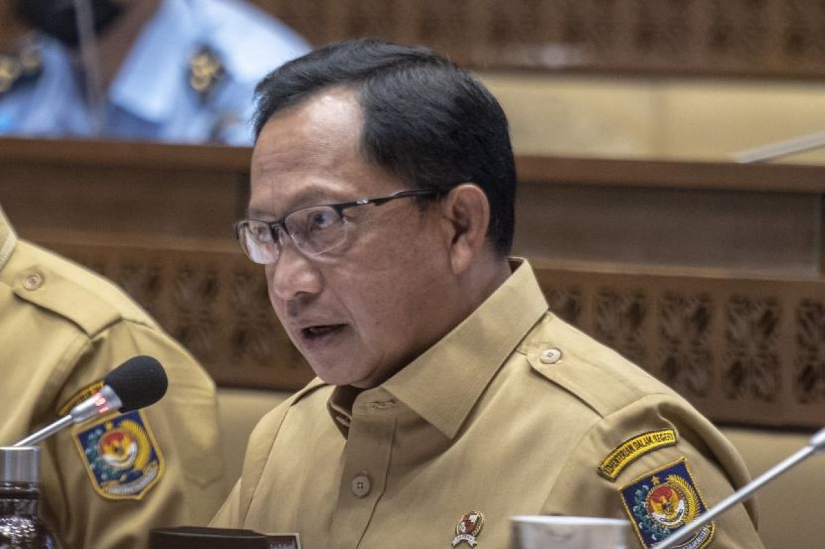 Menteri Dalam Negeri Muhammad Tito Karnavian menyampaikan pendapatnya selaku pemerintah saat Rapat Kerja Tingkat I dengan Komisi II DPR terkait laporan Panja 5 RUU tentang Provinsi di Kompleks Parlemen, Senayan, Jakarta, Selasa (21/6/2022). (Foto: ANTARA/