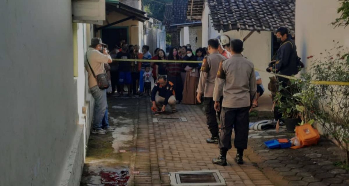 Polisi melakukan olah TKP di lokasi dugaan pembunuhan.(Foto: Adi for jatimnow.com)