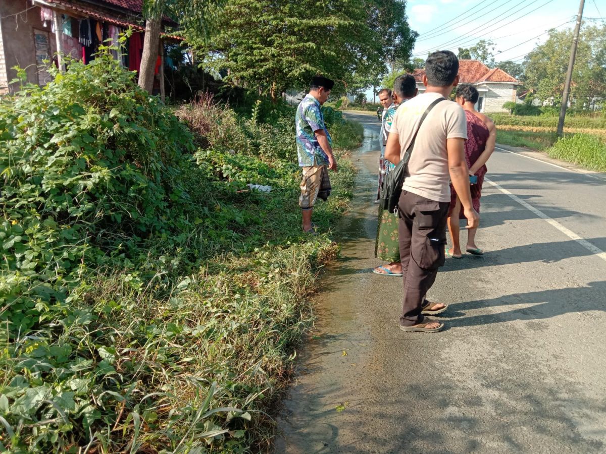 Sejumlah warga melihat kondisi jalan lokasi kejadian tabrak lari, Minggu pukul 06.00 WIB. (Foto: Fathor Rahman/jatimnow.com)