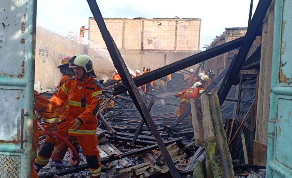 Gegara Pemilik Bakar Sarang Lebah, Toko Furniture di Surabaya Hangus Terbakar