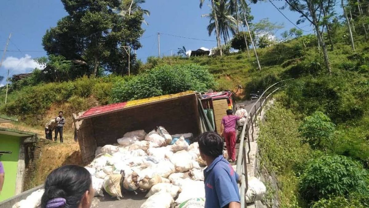 Truk bermuatan Porang di Ponorogo terguling.(Foto: Humas Polres Ponorogo/jatimnow.com)