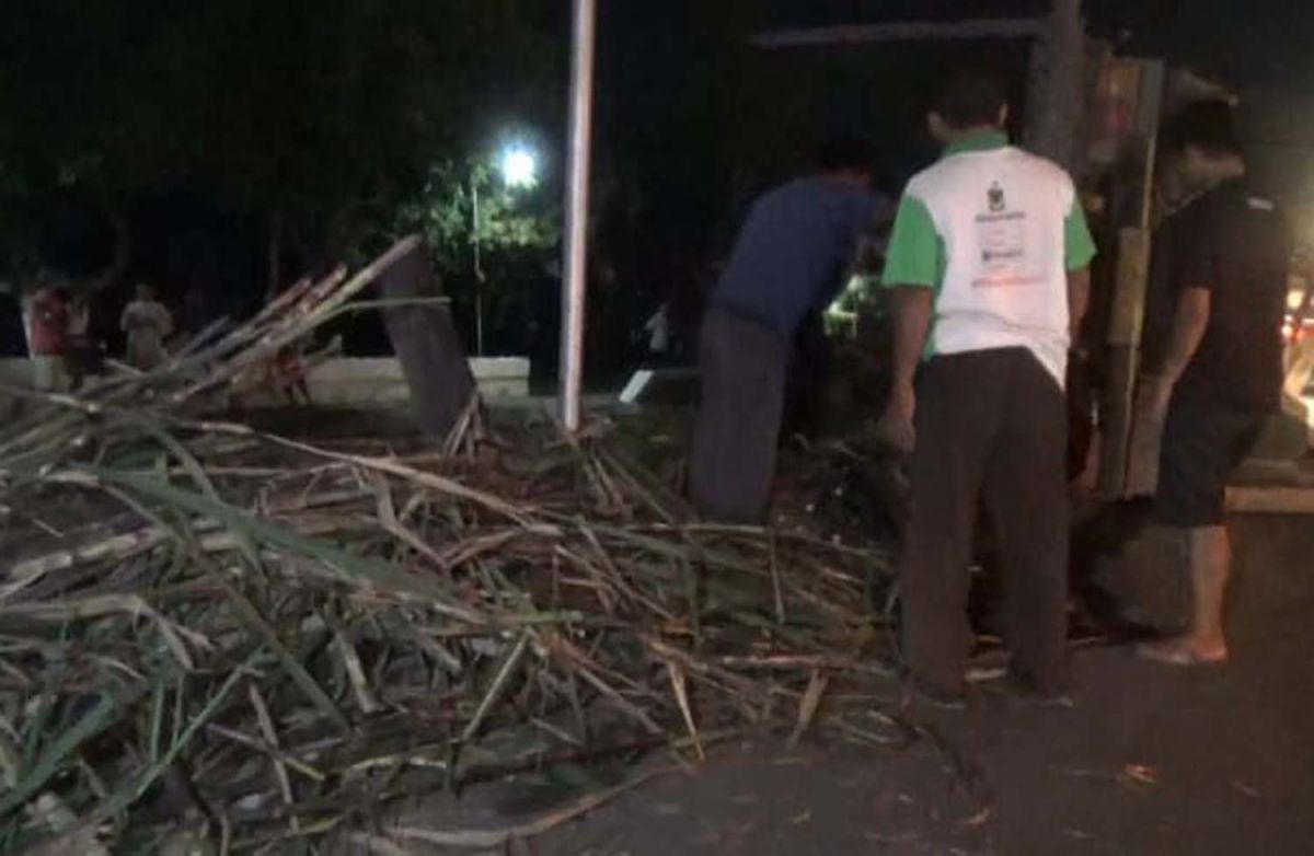 Truk bermuatan tebu yang terguling di Jombang (Foto: Elok Aprianto/jatimnow.com)