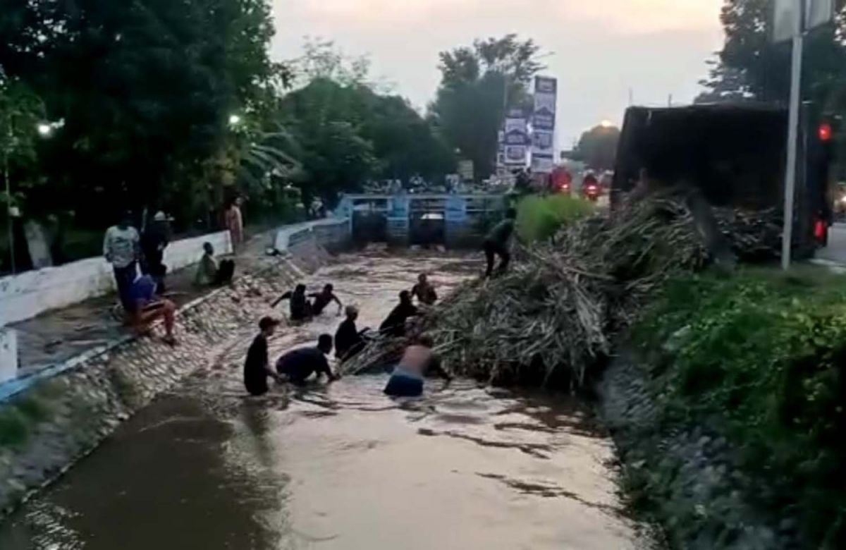 Truk bermuatan tebu yang terguling di Perak, Jombang (Foto: Elok Aprianto/jatimnow.com)