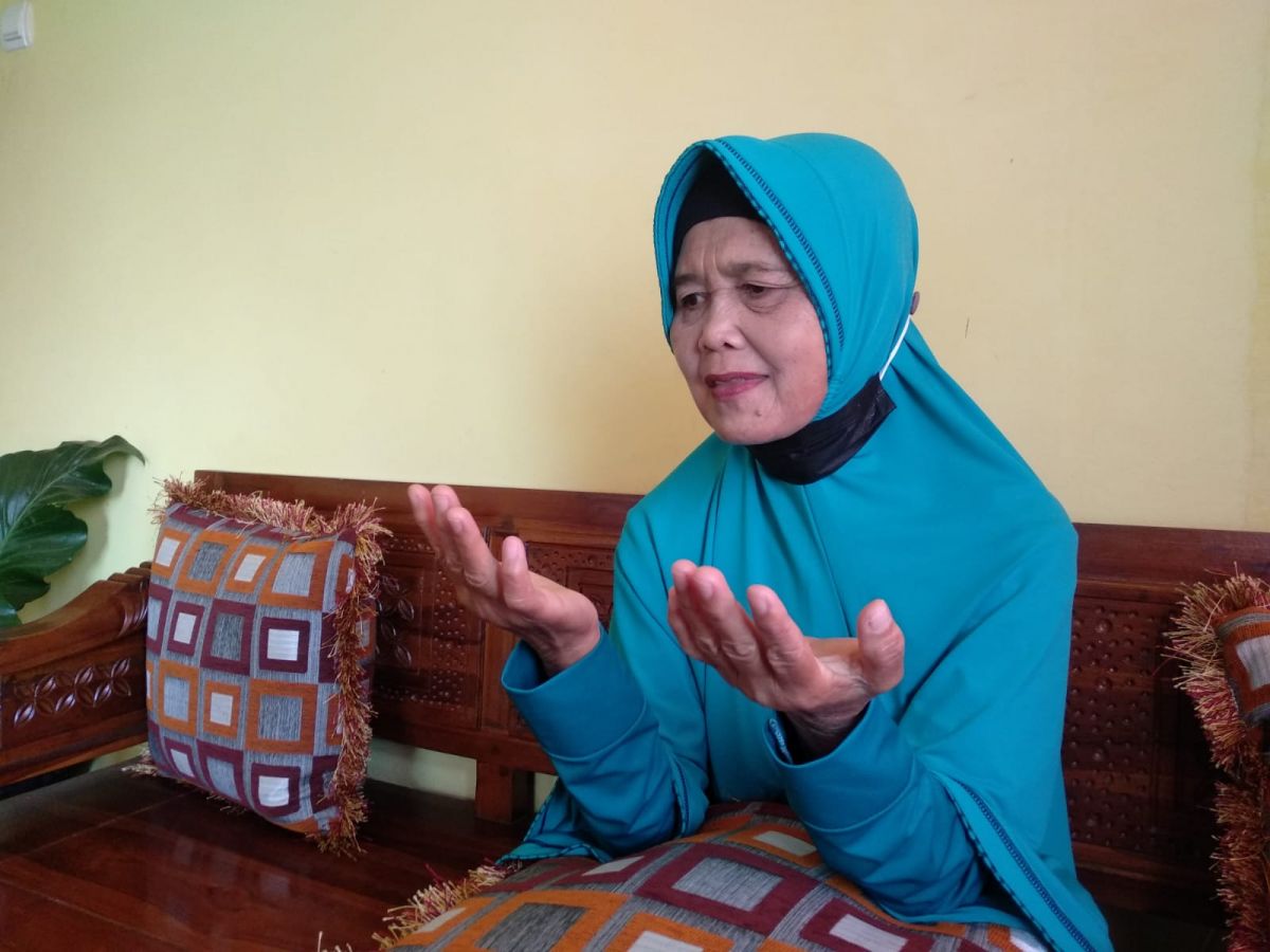 Tukah saat berada di rumahnya.(Foto: Galih Rakasiwi)