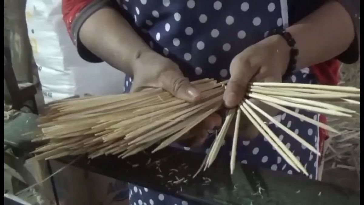 Pembuatan tusuk sate di Desa Sedamar, Kecamatan Sumobito.(Foto: Elok Aprianto/jatimnow.com)
