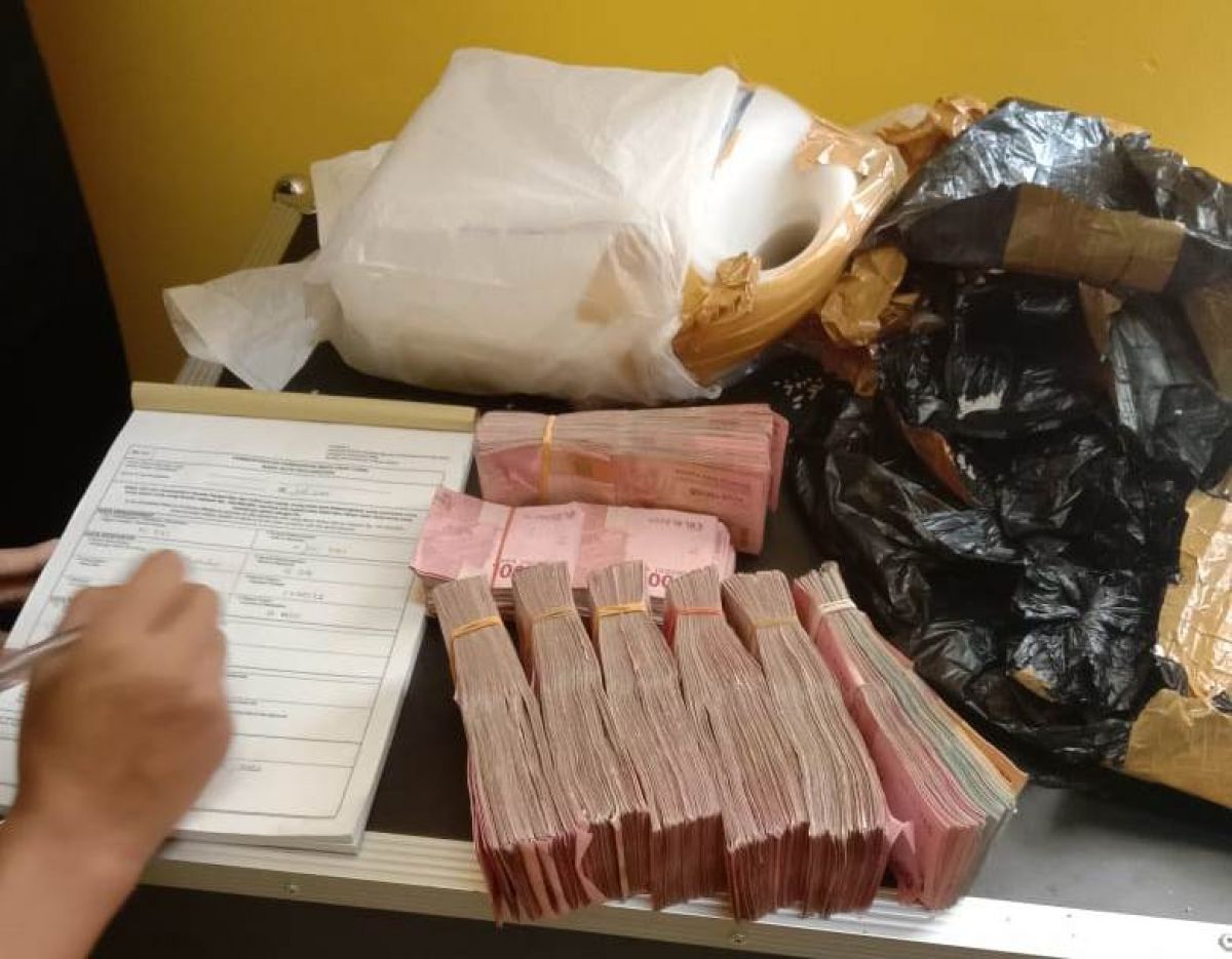 Uang ratusan juta rupiah milik CJH asal Tulungagung.(Foto: PPIH Embarkasi Surabaya)