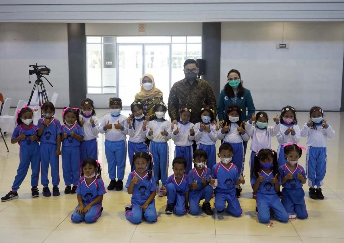 Mas Dhito, Mbak Dewi dan Mbak Cicha bersama para pelajar usai acara Rembug Stunting (Foto: Humas Pemkab Kediri/jatimnow.com)