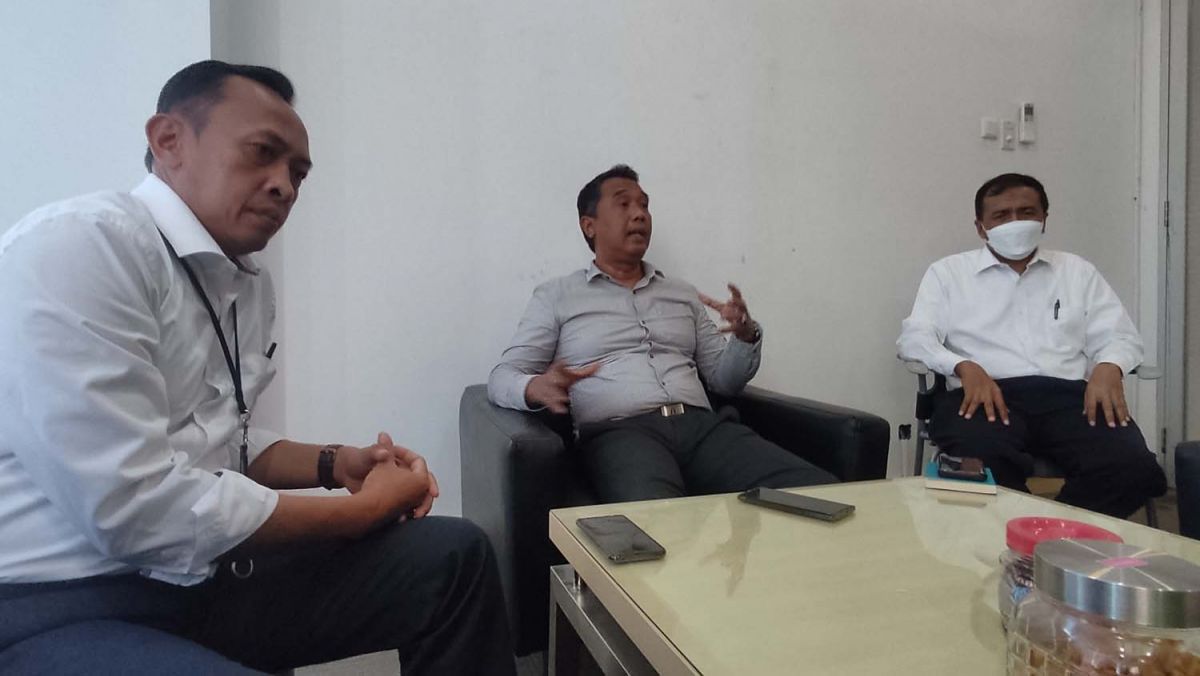 Pimpinan Kantor Cabang Pamekasan Eri Prihartono (tengah) melakukan klarifikasi soal tindakan pelecehan yang dilakukan bawahannya, Senin (27/6/2022) - (Foto: Fathor Rahman/jatimnow.com)