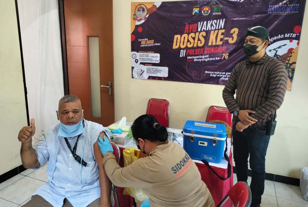 Polsek Rungkut melayani vaksin booster untuk warga (Foto-foto: Zainul for jatimnow.com)